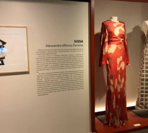 Marca de moda criada por ex-aluna é destaque em exposição em São Paulo