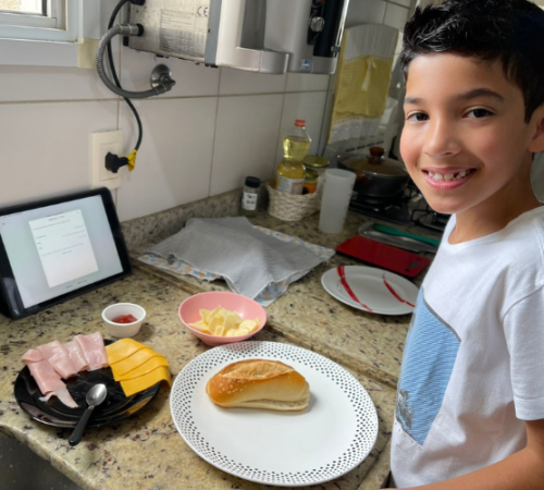 Crianças do 1º ao 3º EFAI cantam, dançam, cozinham e atuam em seu primeiro English Day virtual