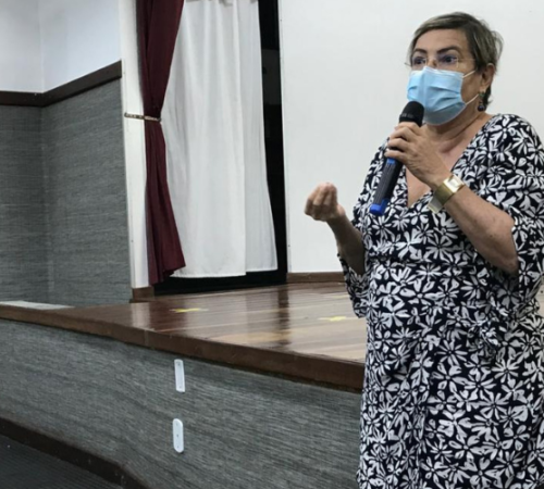 Português: 9º ano conversa sobre vida e obra de Kafka em bate-papo com Selene Dias