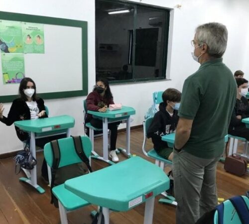 Professor Dick Fraser e 7º ano conversam sobre papel social da fotografia em aula de Inglês