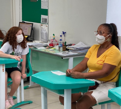 5º ano conversa com representantes da Casa da Luz e Tia Emília em busca de formas de apoiar as instituições