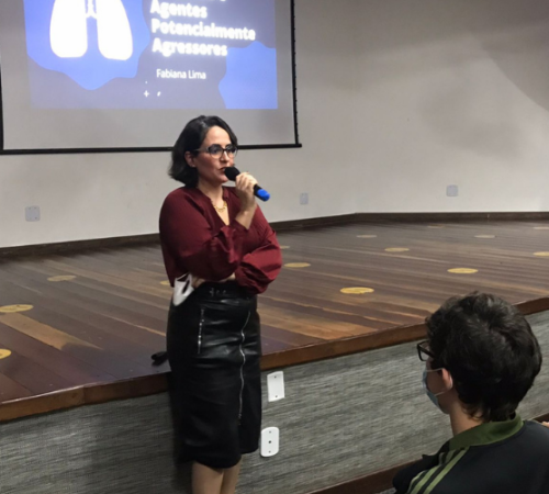 Alunos do 1º e 2º EM conversam sobre cigarro eletrônico e tabaco em encontro com pneumologista