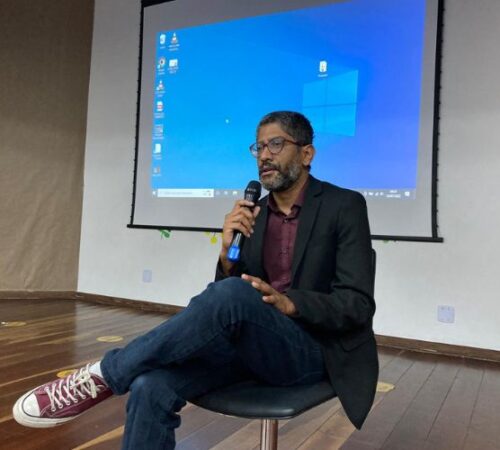 Alunos participam de bate-papo com escritor Jeferson Tenório, vencedor do Prêmio Jabuti