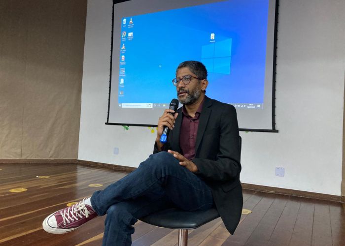 Em sala de aula, estudantes participam de um bate-papo em inglês