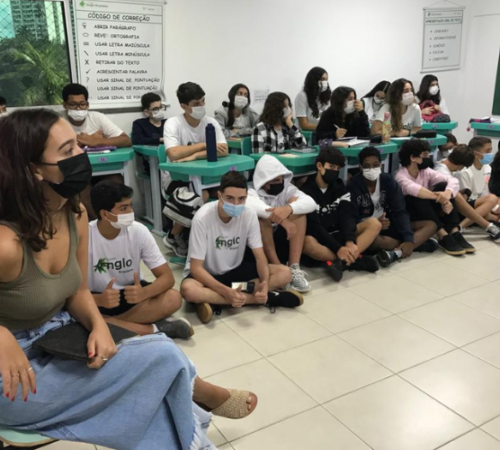 Ex-aluna Lara Dória relembra experiências no Aprendendo a Empreender em bate-papo com 9º ano