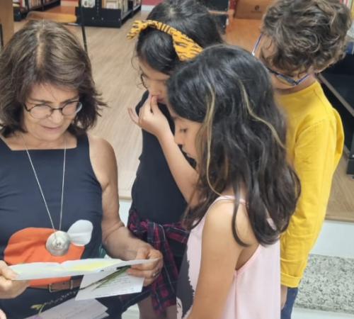 Alunos do 2º EFAI recebem autora Neide Cortizo para bate-papo sobre Salvador