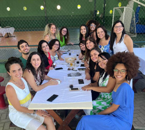 Dia dos Professores no Anglo é celebrado com almoço, afeto e muita música