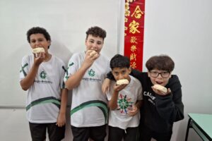Experimentando comida típica da China na aula Mandarim - Colégio Anglo-Brasileiro
