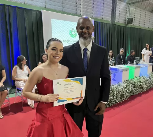 Formatura: 28ª turma do Anglo se forma em solenidade com presença das famílias e professores