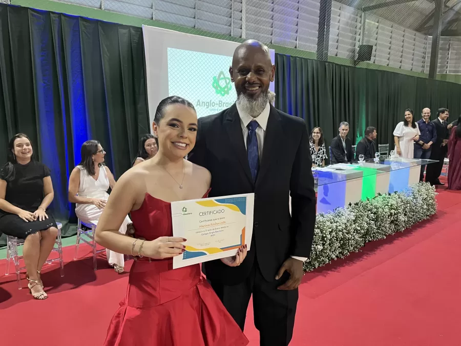 Formatura: 28ª turma do Anglo se forma em solenidade com presença das famílias e professores